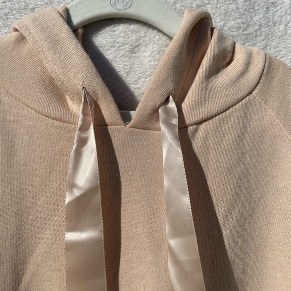 Forever 21 Cream Oversized Sweatshirt - Picture 3 of 8